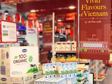 Sữa[-]tươi[-]Vinamilk[-]đã[-]trở[-]nên[-]quen[-]thuộc[-]với[-]người[-]tiêu[-]dùng[-]tại[-]“đảo[-]quốc[-]sư[-]tử”